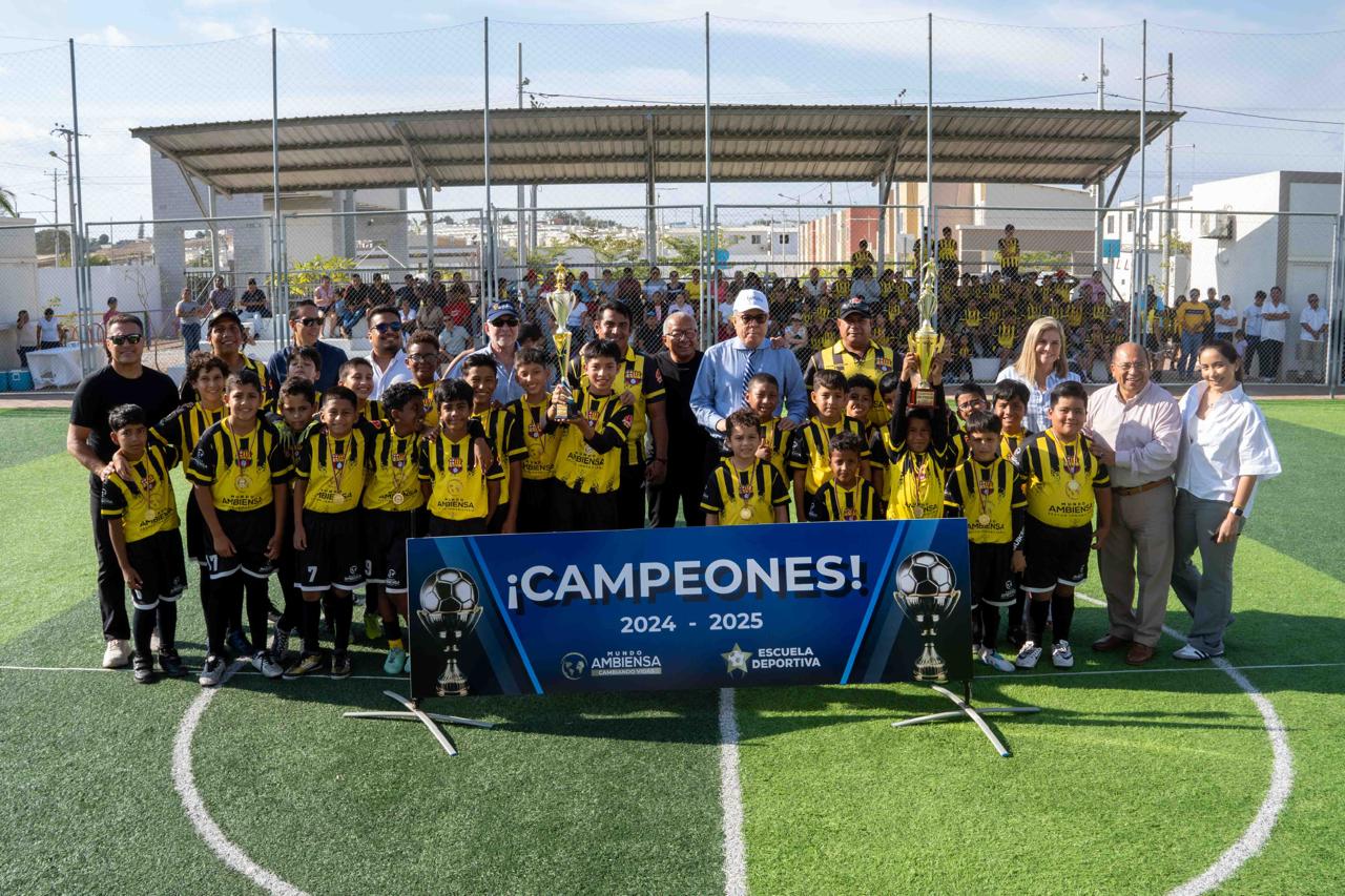 Mundo Ambiensa premió a los campeones de la Copa Integración de su Escuela de Fútbol de la Sub - 9 y Sub - 12!